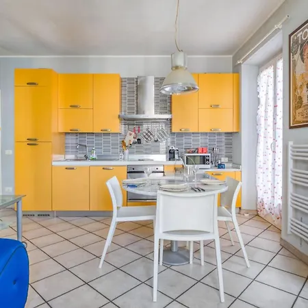 Charming Flat With Balcony In The Heart Of - Welkeys Apartment *