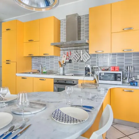 Charming Flat With Balcony In The Heart Of - Welkeys Apartment