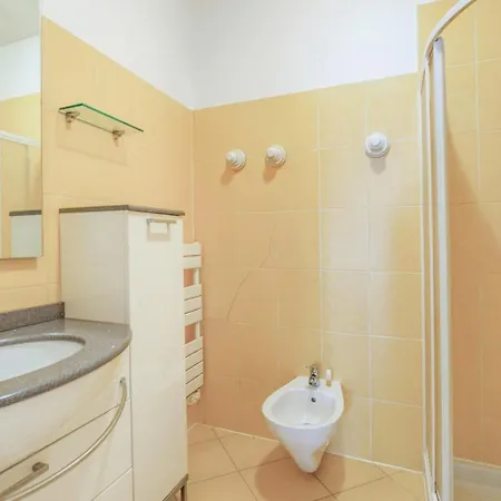 Apartment Charming Flat With Balcony In The Heart Of - Welkeys *