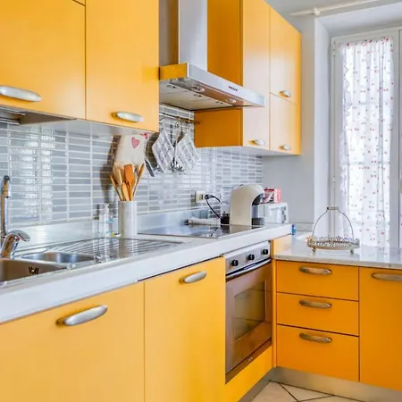 Apartment Charming Flat With Balcony In The Heart Of - Welkeys *